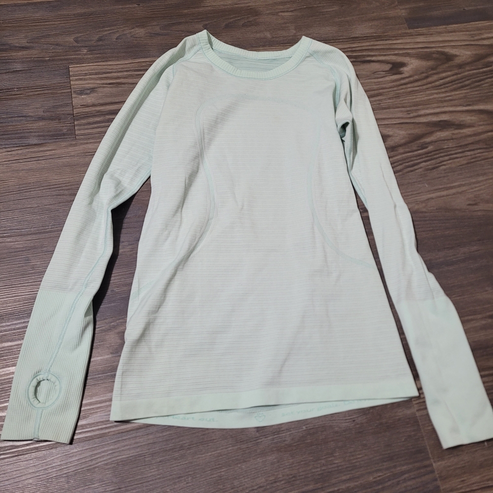lululemon Womens Swiftly Tech 8 Long Sleeve Seamless Top in Light Mint Green